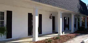 Outside view of the Clarendon County Museum. white pillars from floor to roof with dark windows and doors